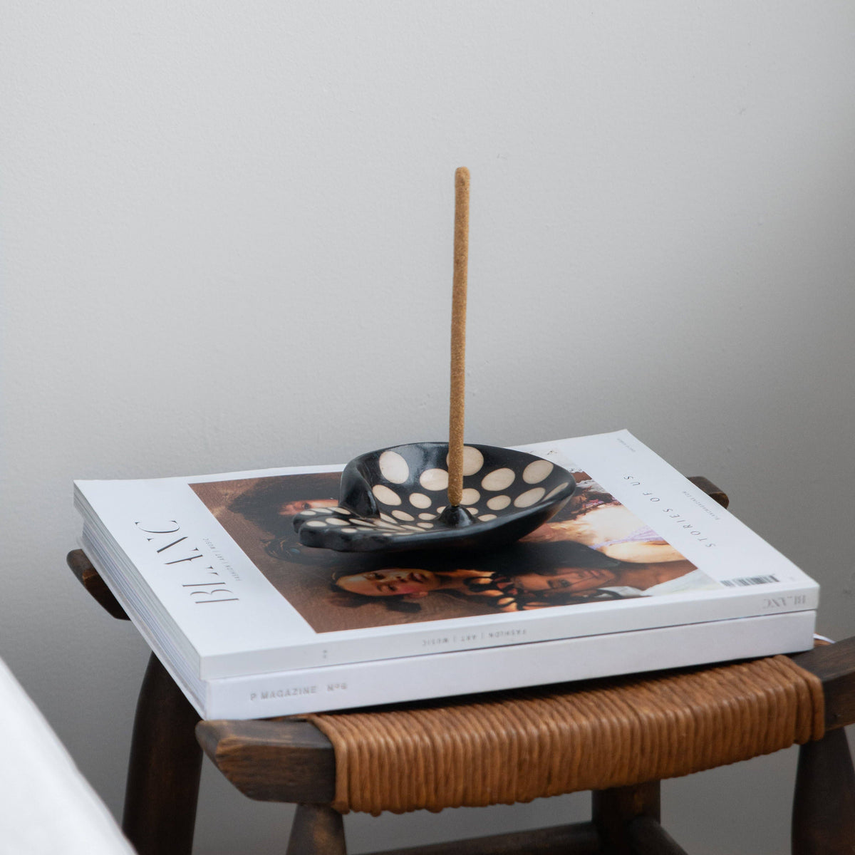 Chulucanas Ceramic Incense Holder Modelo Mano: Balck & White