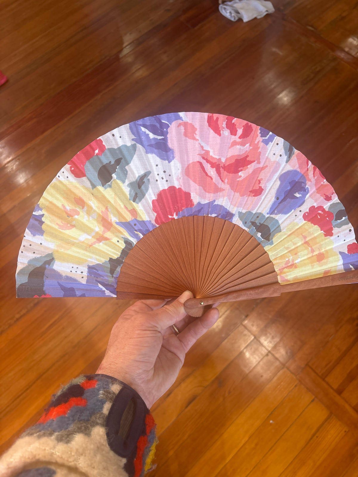 “Fresh Roses” Fan