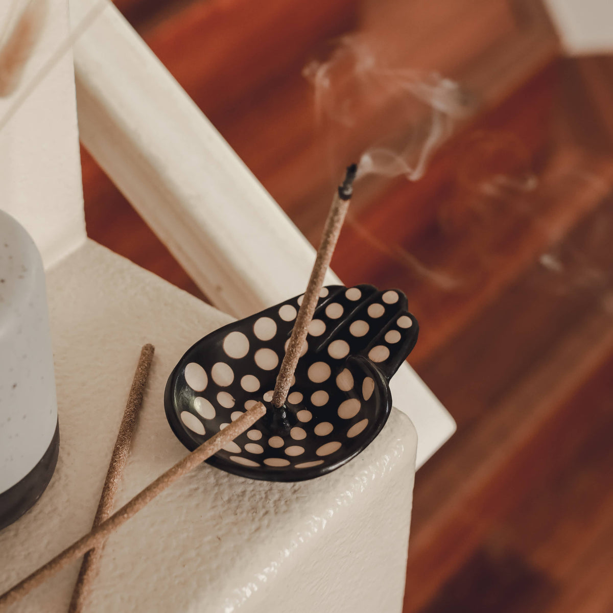 Chulucanas Ceramic Incense Holder Modelo Mano: Balck & White
