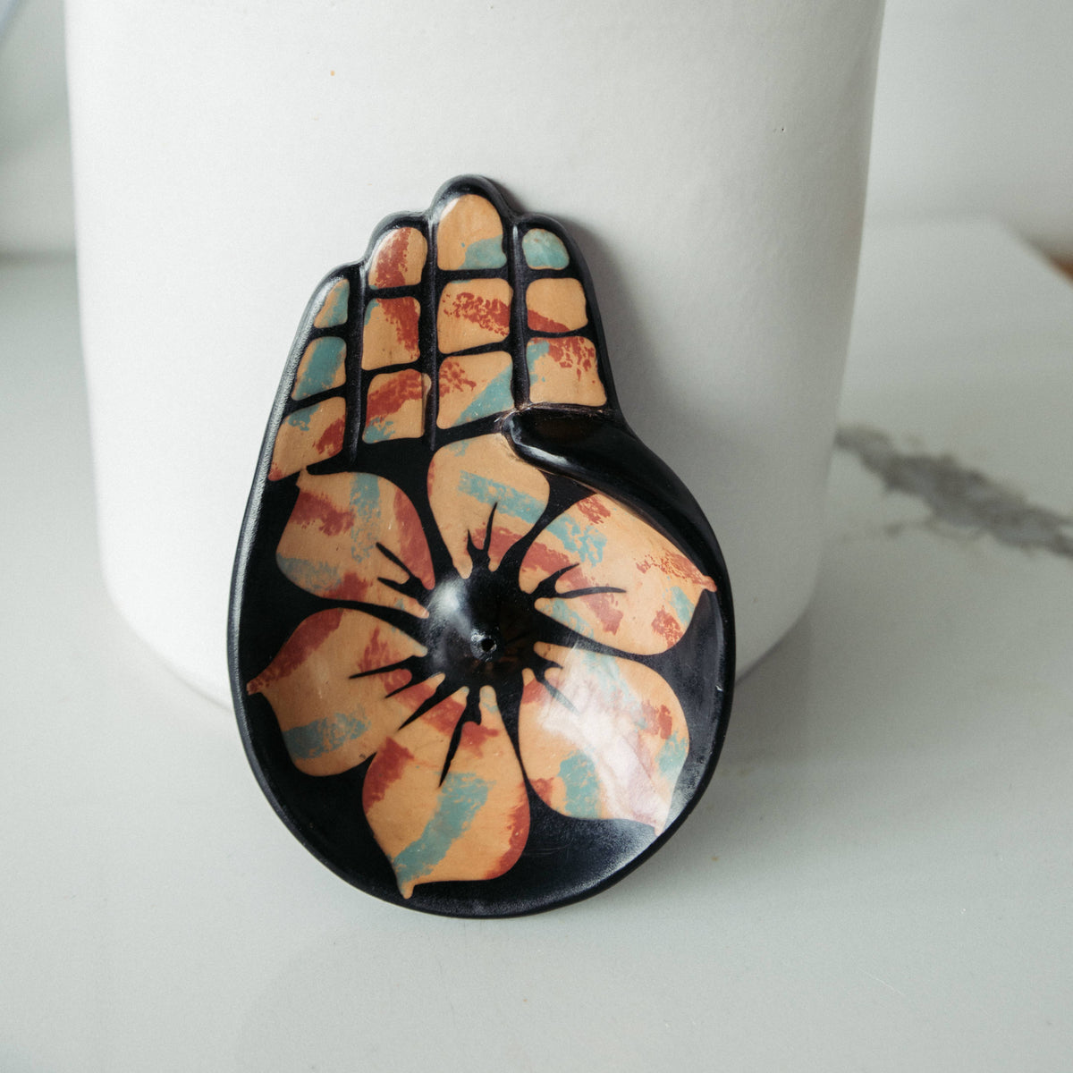 Chulucanas Ceramic Incense Holder Modelo Mano: Balck & White
