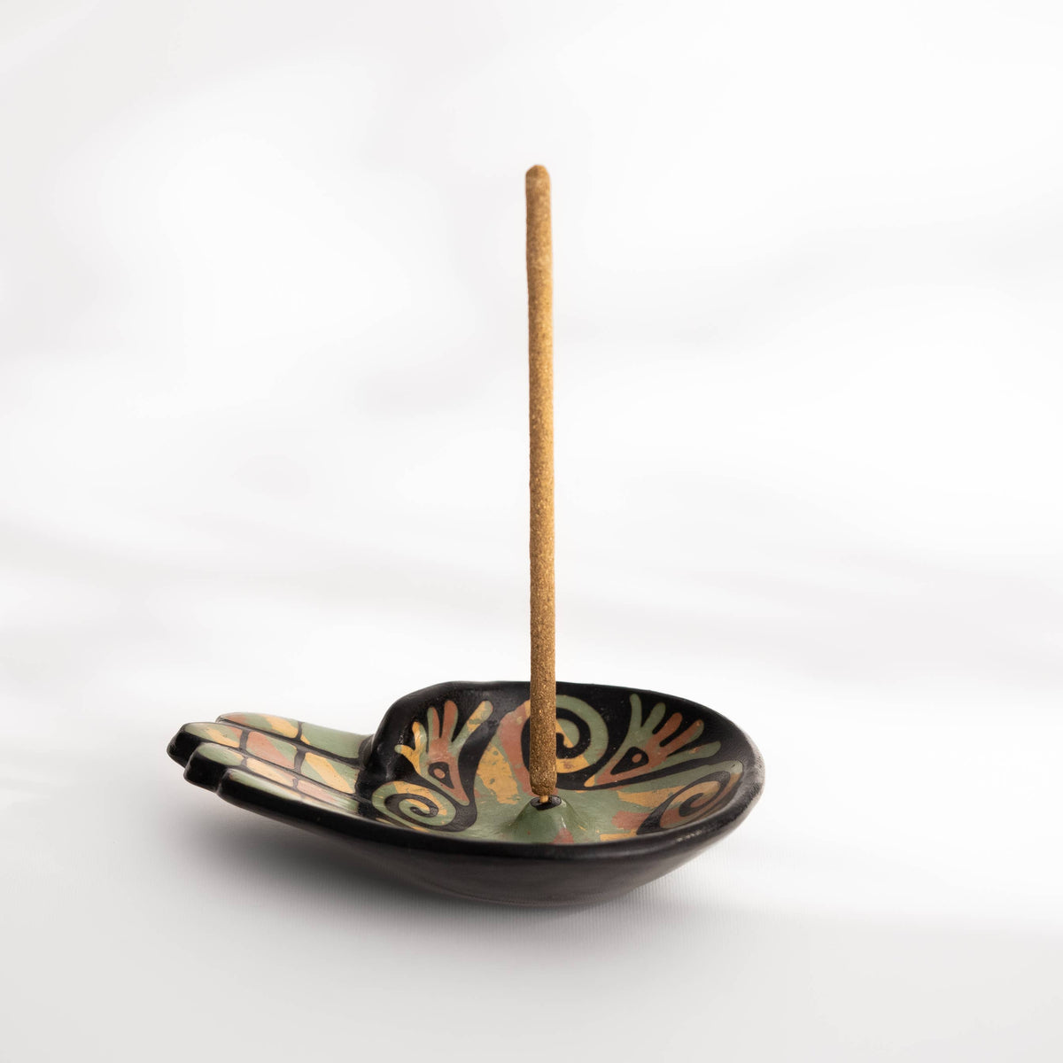 Chulucanas Ceramic Incense Holder Modelo Mano: Balck & White